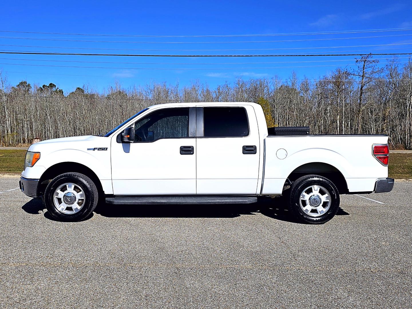 2011 White Ford F-150 LXT SuperCrew 5.5-ft. Bed 2WD (1FTEW1CM3BF) with an 3.7L V6 DOHC 24V engine, 4-Speed Automatic transmission, located at 18001 Kellogg Rd, Saucier, MS, 39574, (228) 832-1441, 39.421459, -76.641457 - Photo#4